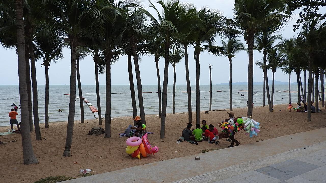 Luxurious Apartment On Jomtien Beach Road Extérieur photo